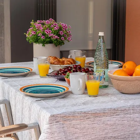 Apartament Charming Garden En 